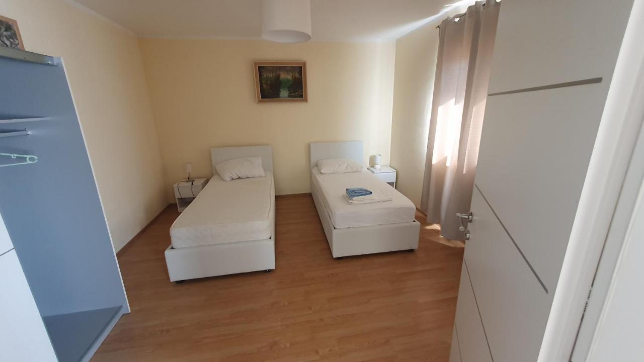Angel Apartment Drnis Bagian luar foto